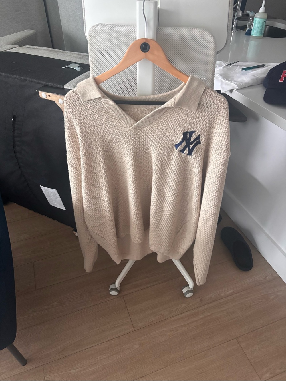 Men’s Cream Waffle-Knit Polo Shirt w/ New York Yankees Logo, Size Medium